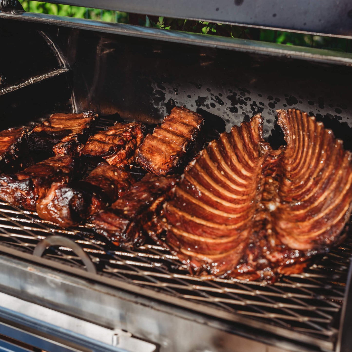 Grill Symbol - BBQ Smoker Smoky Beast Silver - Timeout Gardens